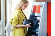 Россияне стали реже пользоваться банкоматами 
