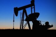 Доходы России от нефти и газа резко обвалились