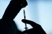 В Литве мужчина умер через несколько минут после прививки от коронавируса