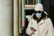 Продавцы зафиксировали резкий спад спроса на маски в России 