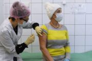 Всех желающих россиян могут вакцинировать от COVID-19 до июня
