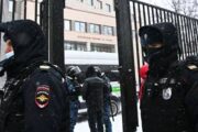 Иностранные дипломаты прибывают к суду, где рассмотрят дело Навального