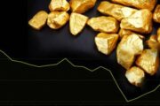 Золото дешевеет, но не сдается