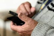 Вместо повышения пенсии украинским пенсионерам выдадут смартфоны